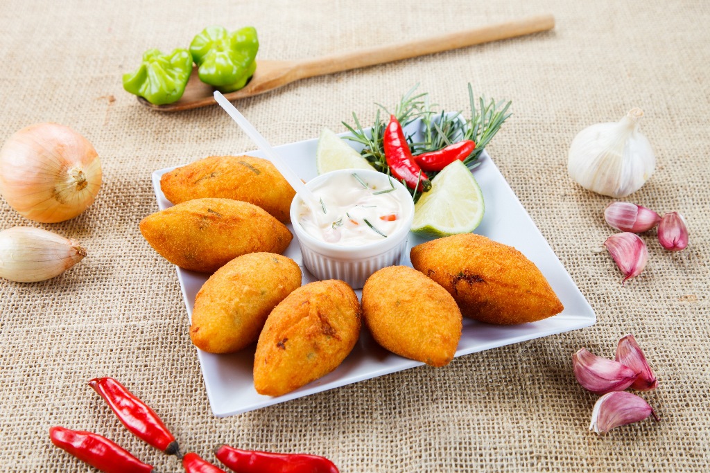 Combinado Alemão: três bolinhos com recheio de Eisbein defumado e três bolinhos com linguiça blumenau. Acompanha o famoso molho casa velha.